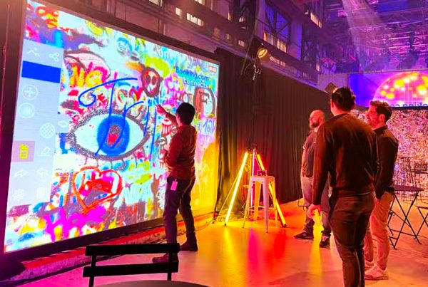 Digitale graffiti wand tijdens Booking.com evenement
