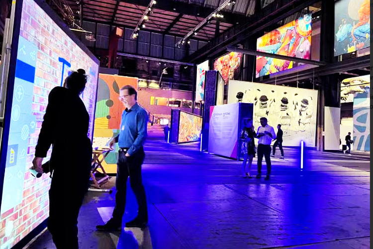 IBM digitale graffiti muur bij STRAAT in Amsterdam